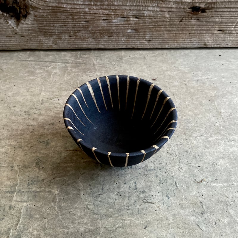 美濃焼 兵山窯 黒錆巻十草新飯碗 | MatsuBokkuri