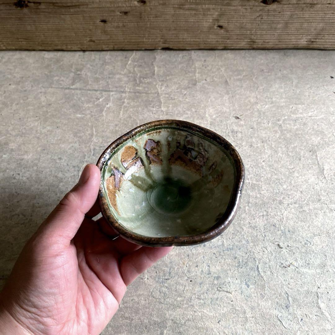 益子焼 古賀賢二 灰釉花型小鉢 | MatsuBokkuri