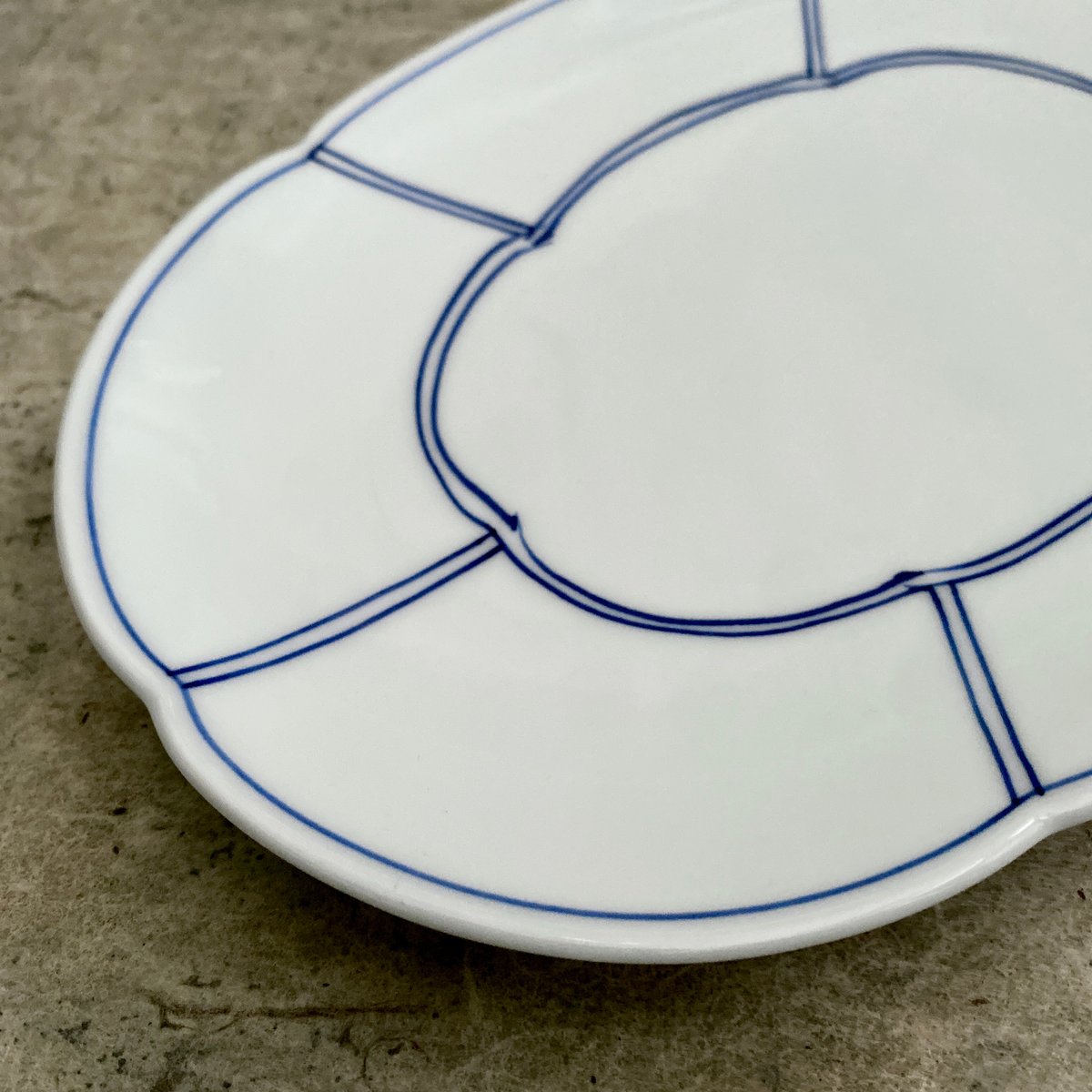 波佐見焼 洸琳窯 手描き間取り花型楕円皿（青） | MatsuBokkuri