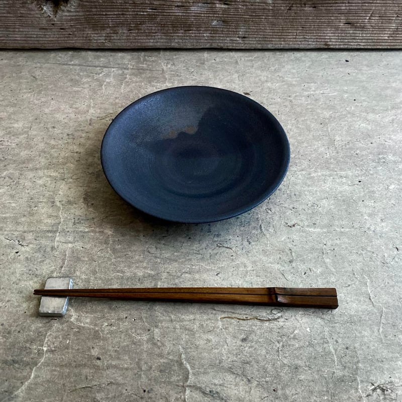 美濃焼 兵山窯 黒錆巻5.5寸丸皿 | MatsuBokkuri