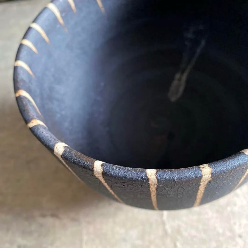 美濃焼 兵山窯 黒錆巻十草切立高台鉢 | MatsuBokkuri