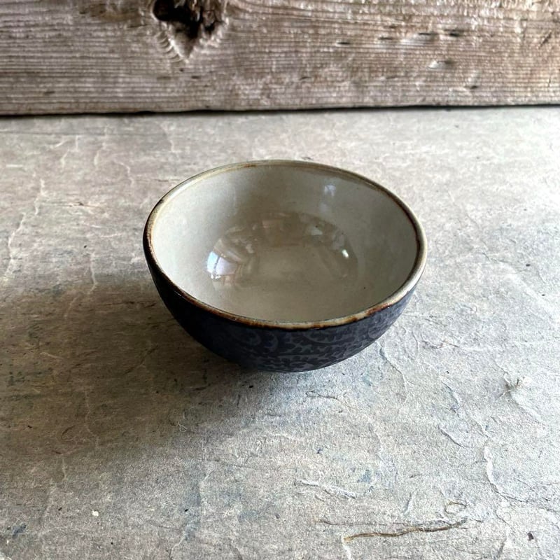 美濃焼 縞吉窯 黒鉄釉銀彩タコ唐草 丸飯碗 | MatsuBokkuri