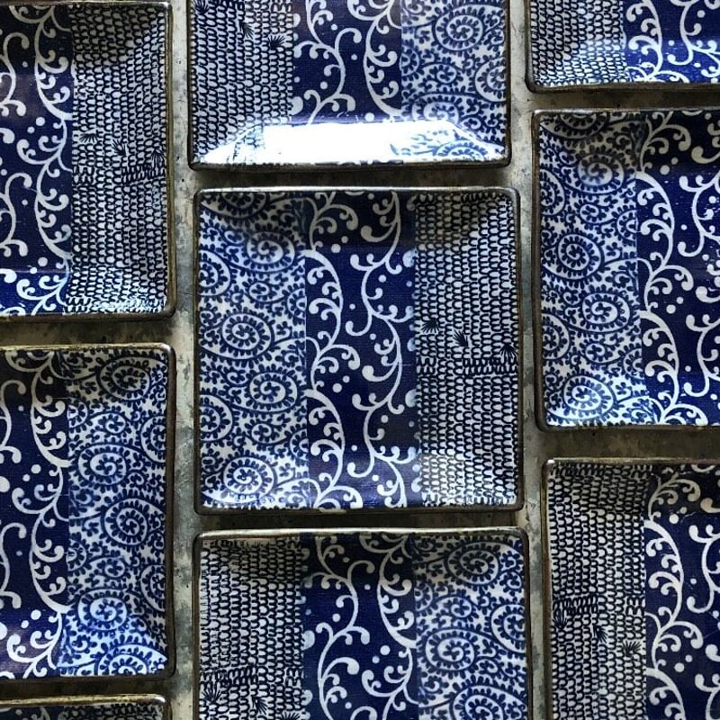 美濃焼 森川縞吉窯 古染銅板唐草貼分け5寸角皿 | MatsuBokkuri