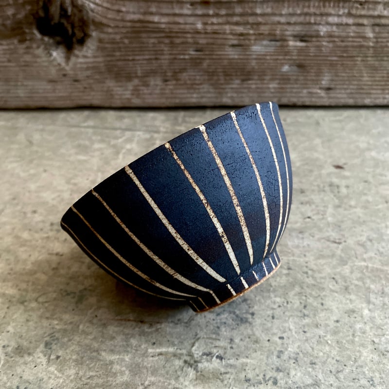 美濃焼 兵山窯 黒錆巻十草新飯碗 | MatsuBokkuri