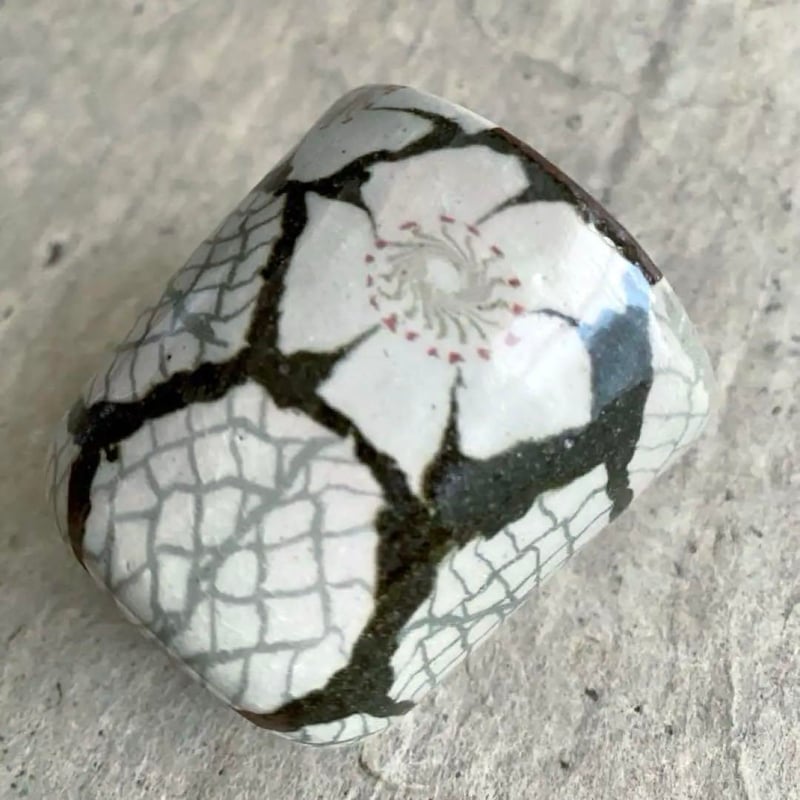 益子焼 千田義昭 練込ぐい呑 花と葉 | MatsuBokkuri