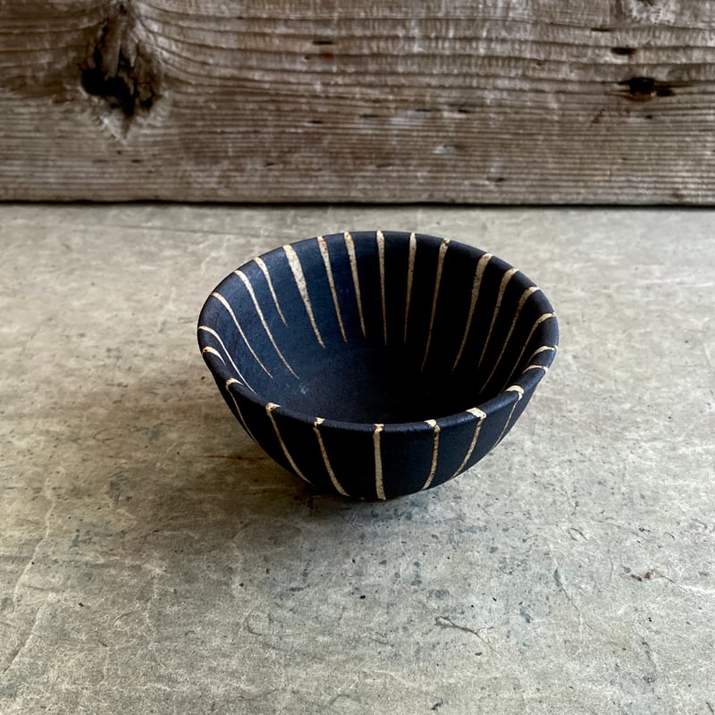 美濃焼 兵山窯 黒錆巻十草新飯碗 | MatsuBokkuri