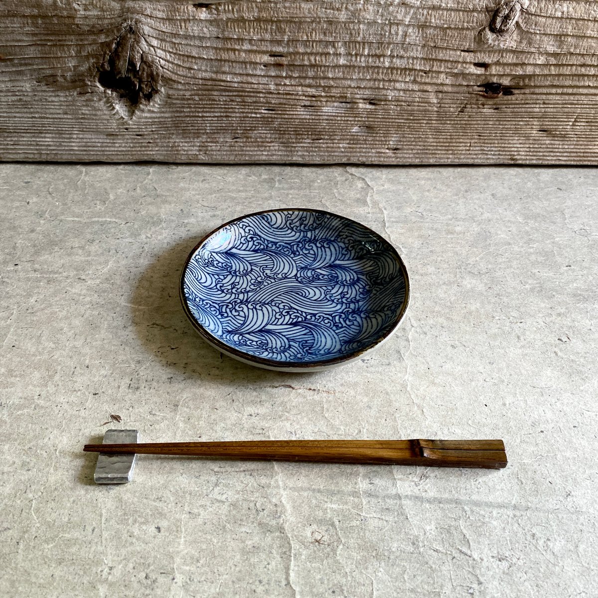 美濃焼 森川縞吉窯 古染荒波模様 5寸皿 | MatsuBokkuri