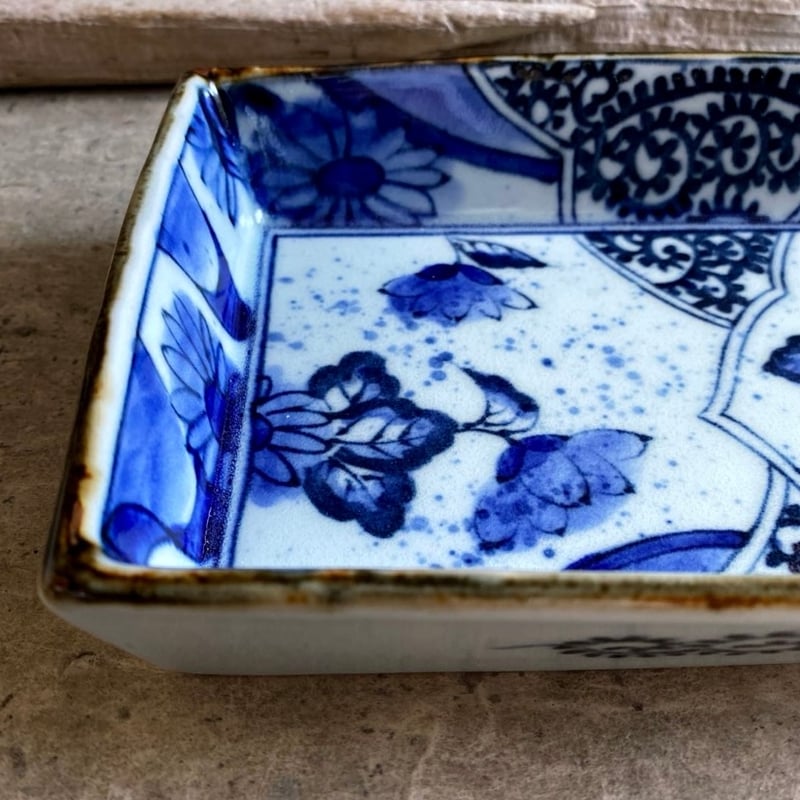 伊万里焼 寛右衛門窯 タコ唐草箱皿 | MatsuBokkuri 伊万里焼 寛右衛門窯 タコ唐草箱皿 | MatsuBokkuri