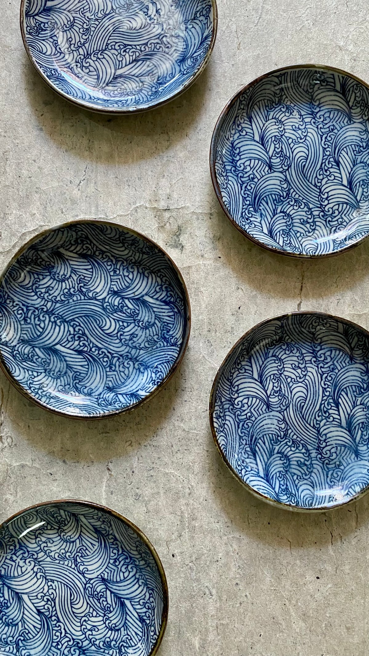 美濃焼 森川縞吉窯 古染荒波模様 5寸皿 | MatsuBokkuri