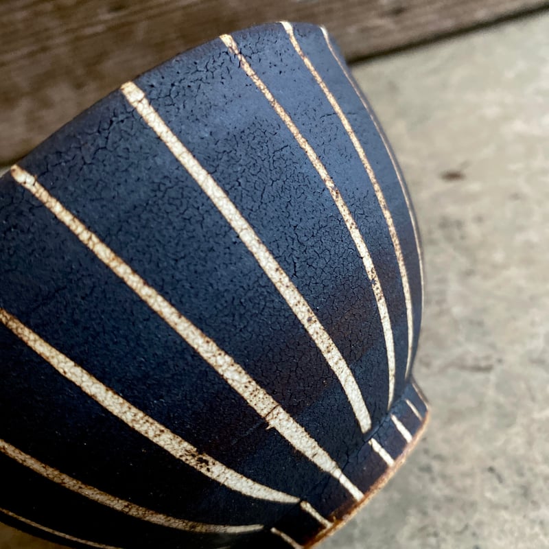 美濃焼 兵山窯 黒錆巻十草新飯碗 | MatsuBokkuri