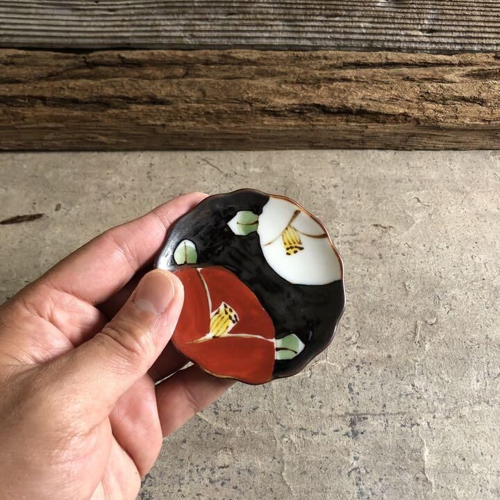 波佐見焼 空萌工房 赤絵椿手描き豆皿 | MatsuBokkuri