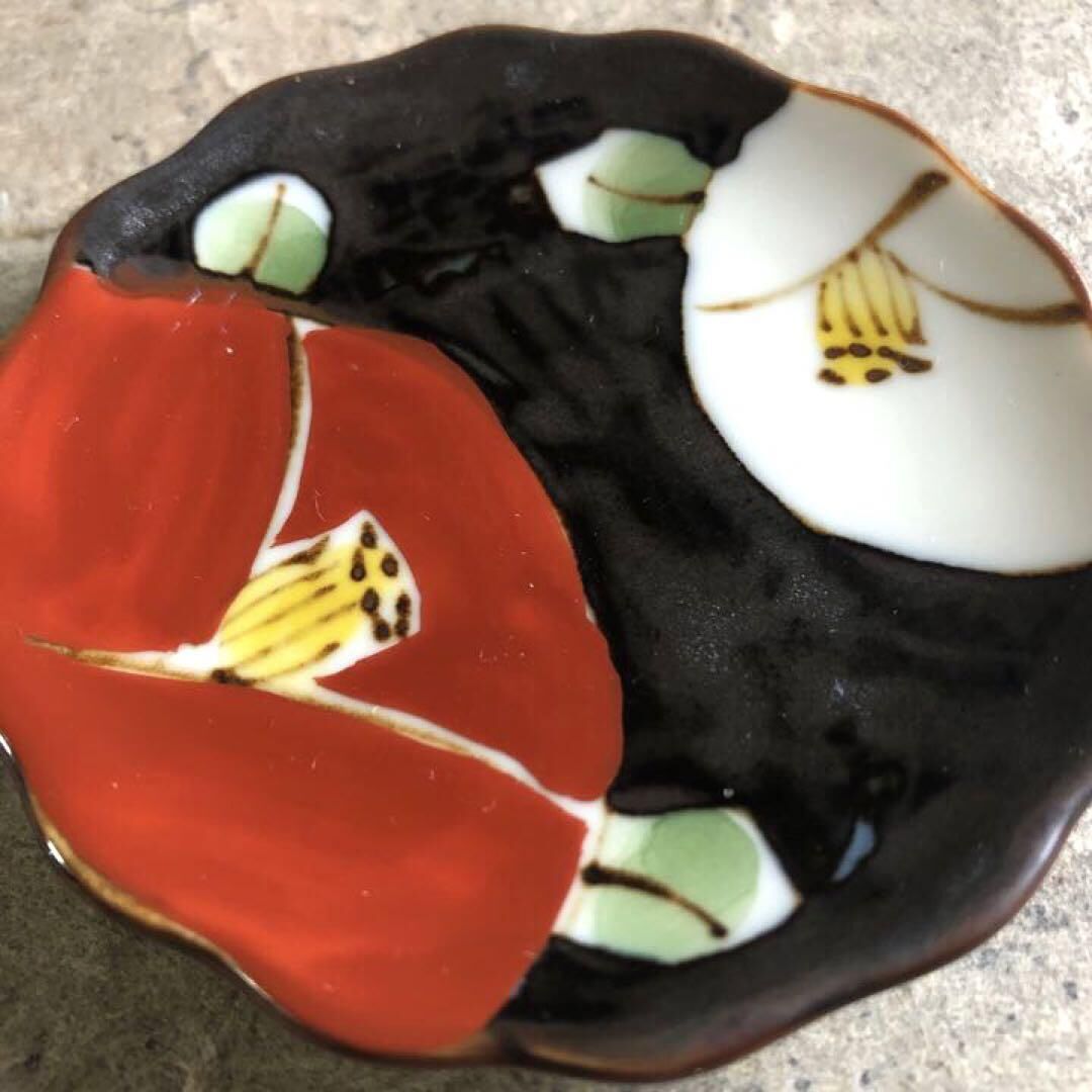 波佐見焼 空萌工房 赤絵椿手描き豆皿 | MatsuBokkuri