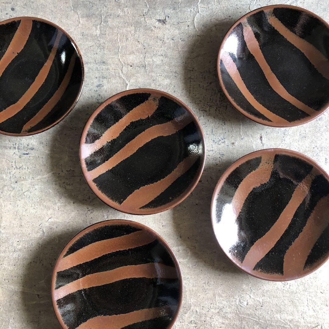 益子焼 黒柿釉4寸丸皿 | MatsuBokkuri