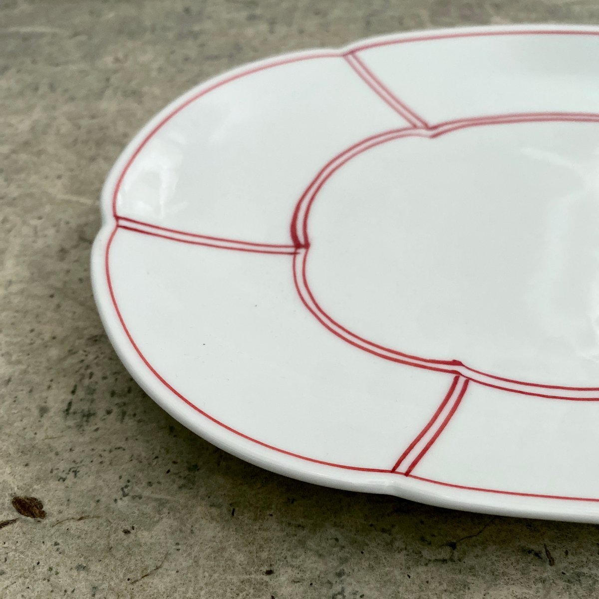 波佐見焼 洸琳窯 手描き間取り花型楕円皿（赤） | MatsuBokkuri