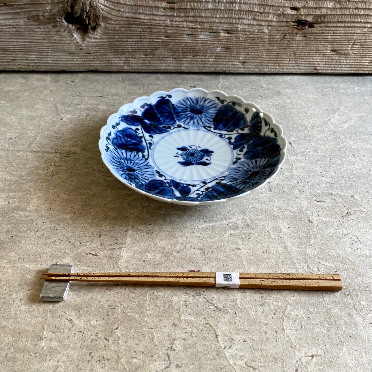 伊万里焼 寛右衛門窯 染付菊唐草6寸皿 | MatsuBokkuri 伊万里焼 寛右衛門窯 染付菊唐草6寸皿 | MatsuBokkuri