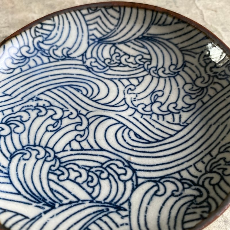 美濃焼 縞吉窯 渕錆染付荒波模様3寸皿 | MatsuBokkuri