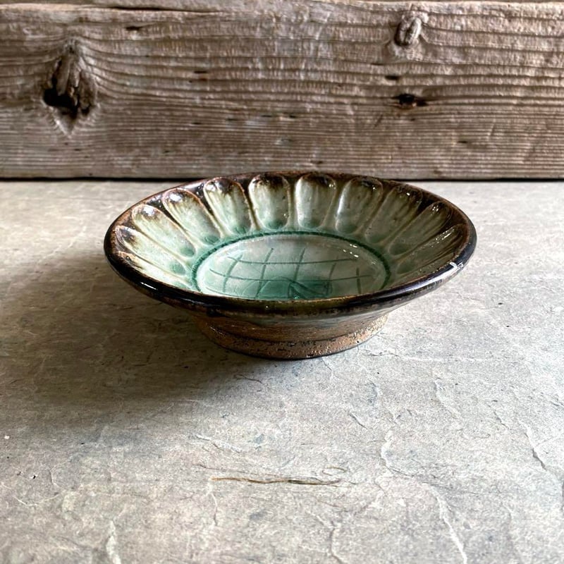 益子焼 古賀賢二 灰釉市松輪花彫鉢（中） | MatsuBokkuri