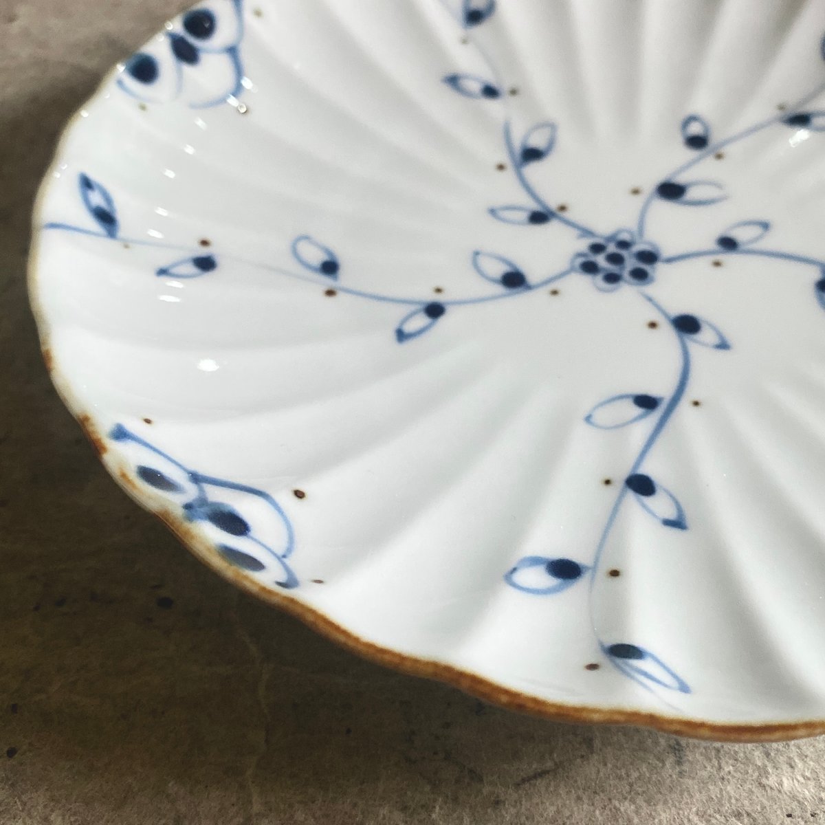 伊万里焼 徳七窯 つる花唐草輪花皿 | MatsuBokkuri