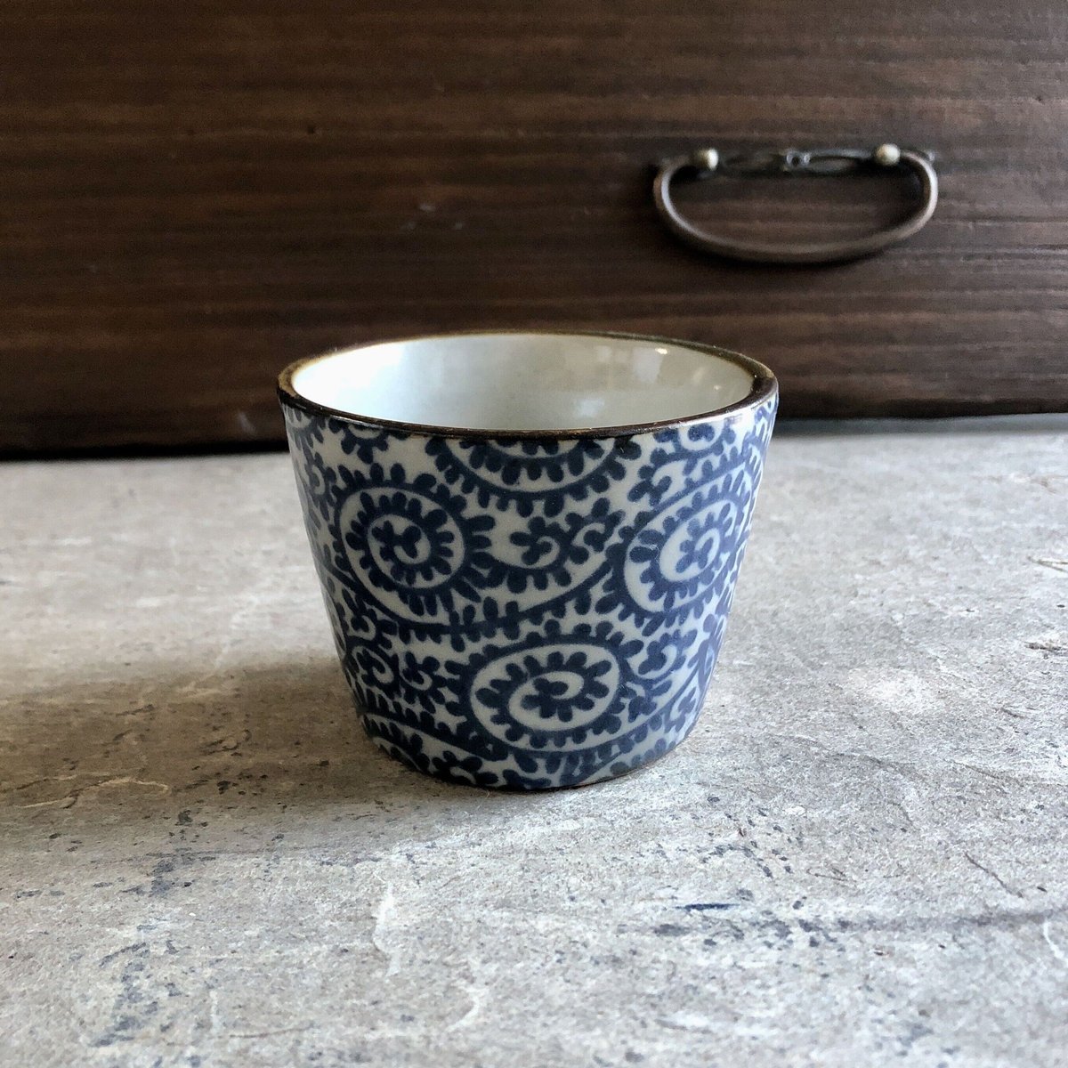 美濃焼 縞吉窯 古染新タコ唐草蕎麦猪口 | MatsuBokkuri