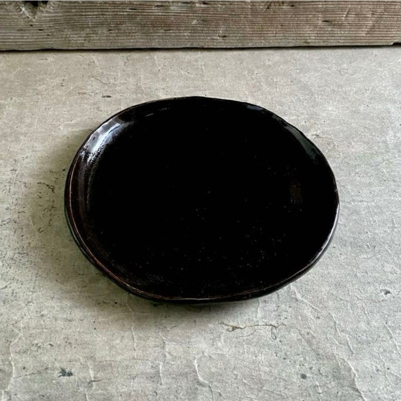 益子焼 黒柿釉8寸平皿 | MatsuBokkuri