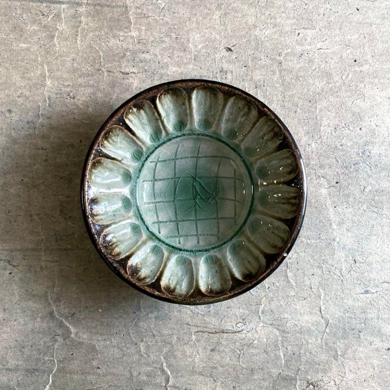 益子焼 古賀賢二 灰釉市松輪花彫鉢（中） | MatsuBokkuri