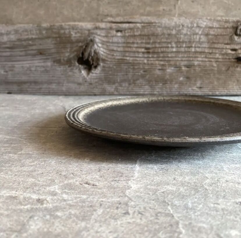 益子焼 炭化渕彫7寸丸皿 | MatsuBokkuri