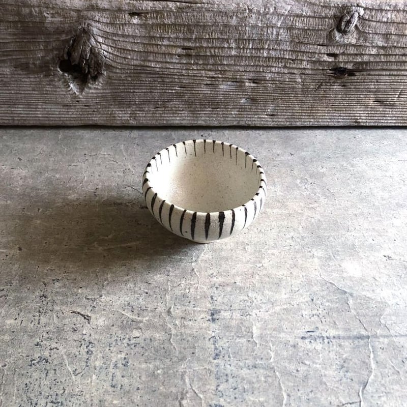 美濃焼 兵山窯 粉引錆十草波渕高台碗 | MatsuBokkuri