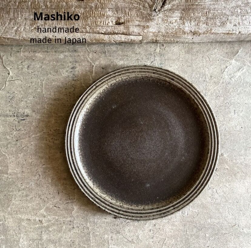 益子焼 炭化渕彫7寸丸皿 | MatsuBokkuri