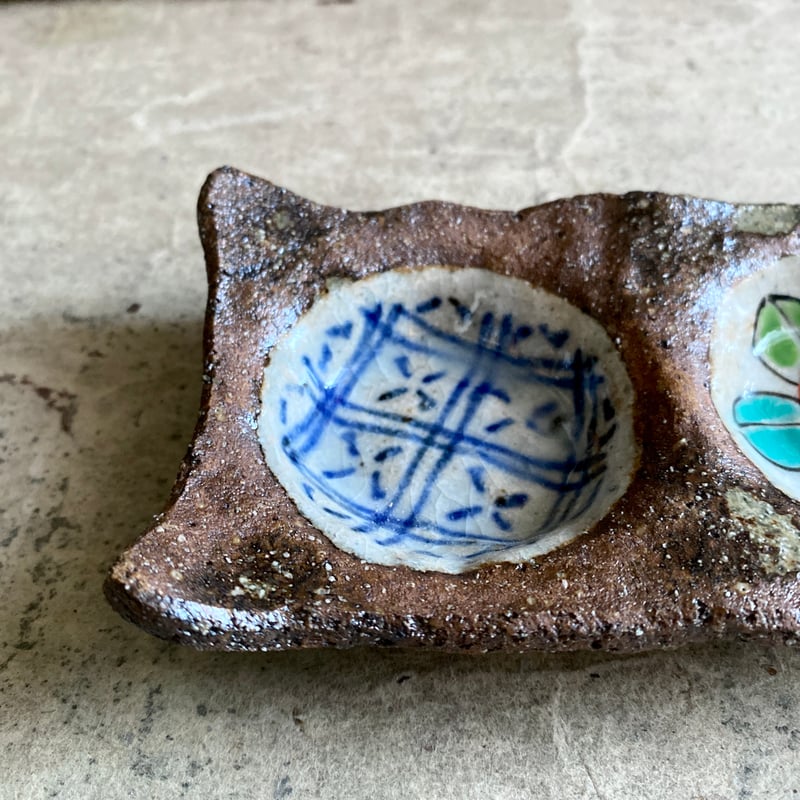 波佐見焼 洸彩窯 椿と地紋二品皿 | MatsuBokkuri