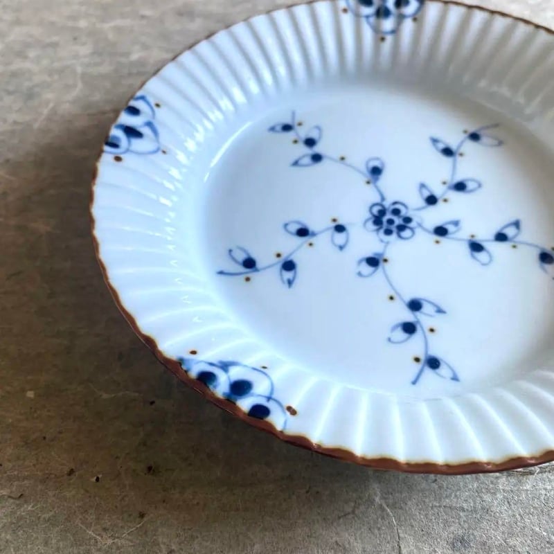 伊万里焼 徳七窯 つる花唐草渕彫皿 | MatsuBokkuri