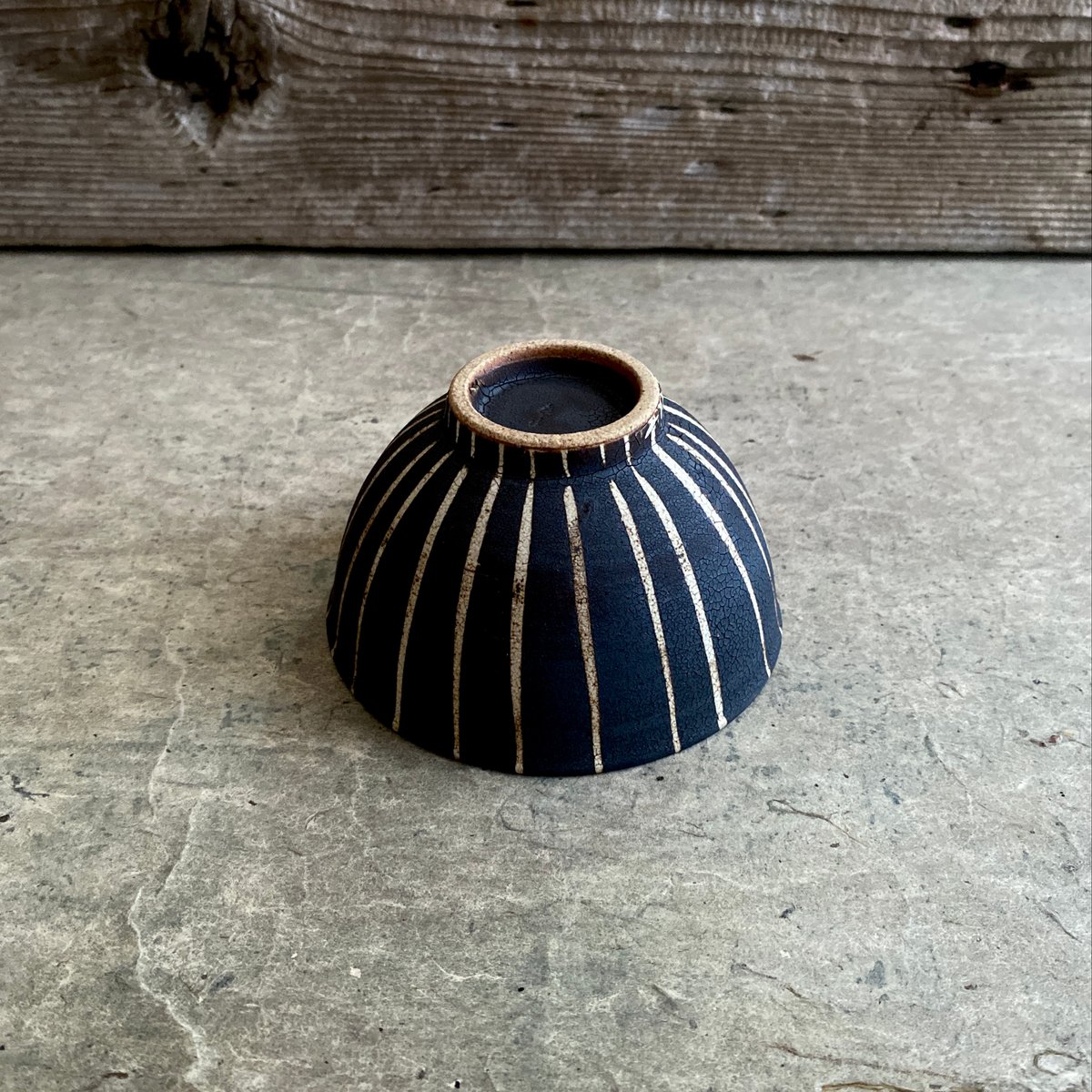 美濃焼 兵山窯 黒錆巻十草新飯碗 | MatsuBokkuri