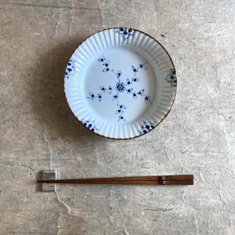 伊万里焼 徳七窯 つる花唐草渕彫皿 | MatsuBokkuri