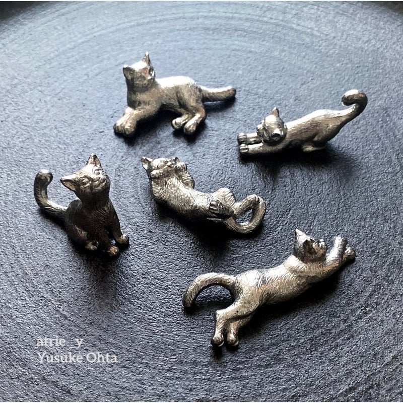 猫デザインの錫製(ピューター)箸置き 6個セット　太田祐輔氏製作 atrie_y 太田祐輔 錫製猫の箸置 「おねだり」 | MatsuBokkuri