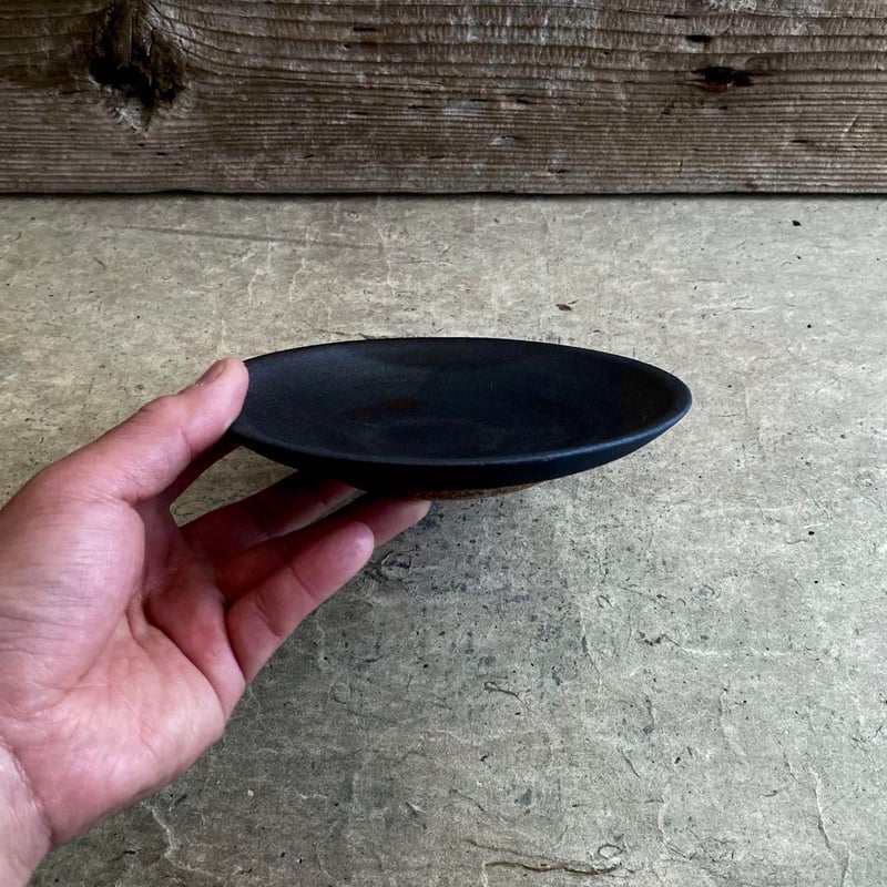 美濃焼 兵山窯 黒錆巻5.5寸丸皿 | MatsuBokkuri