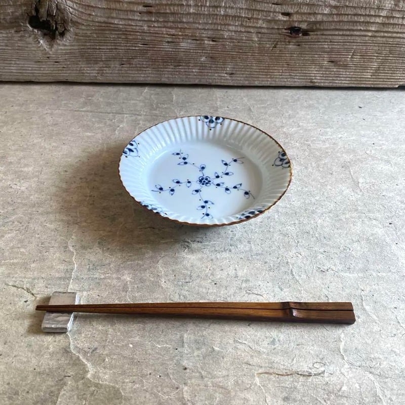 伊万里焼 徳七窯 つる花唐草渕彫皿 | MatsuBokkuri