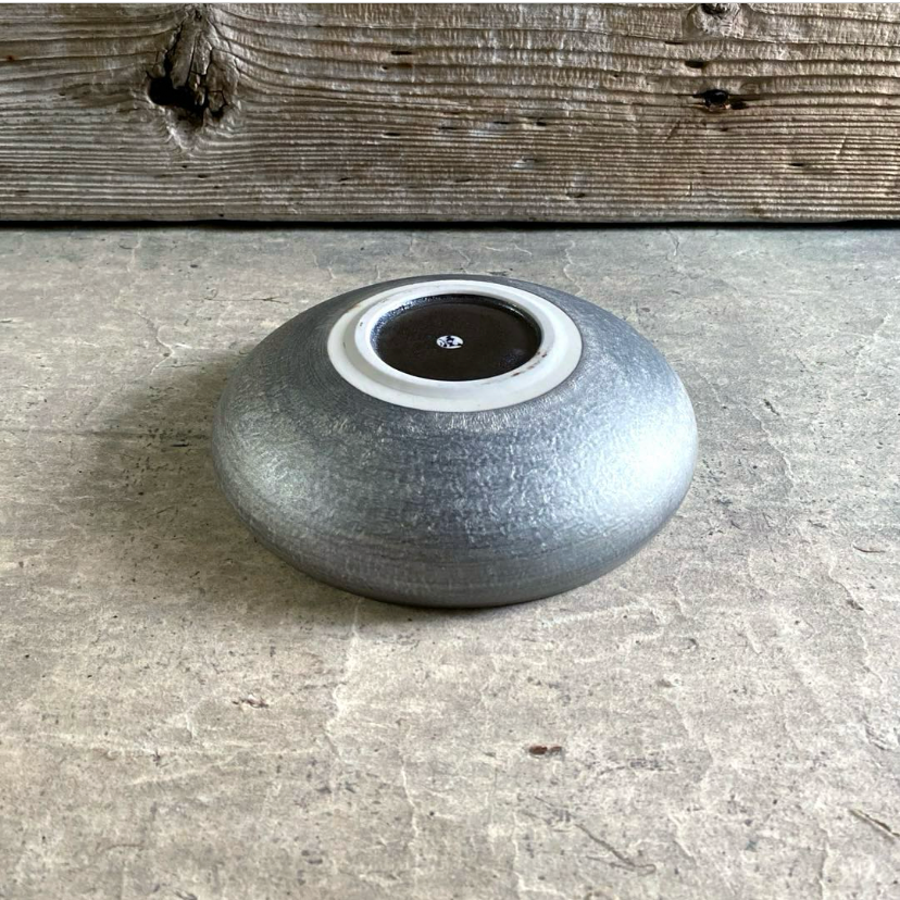 MSN-00100 有田焼陶悦窯 晶雲母 銀　6寸鉢 有田焼 陶悦窯 晶雲母銀6寸鉄鉢 | MatsuBokkuri