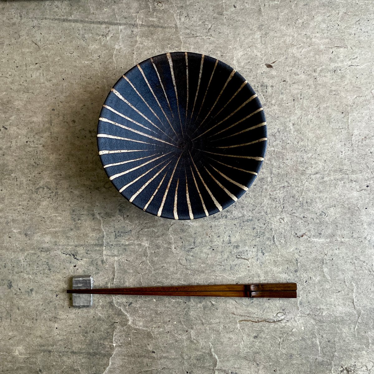 美濃焼 兵山窯 黒錆巻十草平小鉢 | MatsuBokkuri