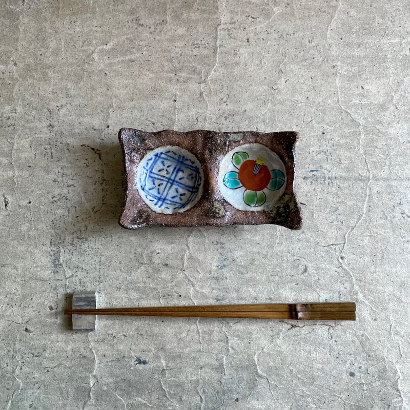 波佐見焼 洸彩窯 椿と地紋二品皿 | MatsuBokkuri