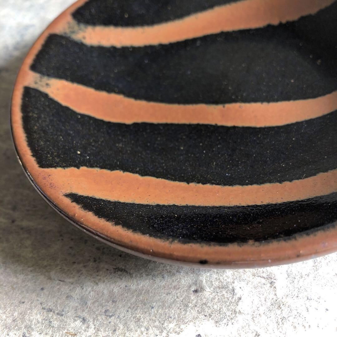 益子焼 黒柿釉4寸丸皿 | MatsuBokkuri