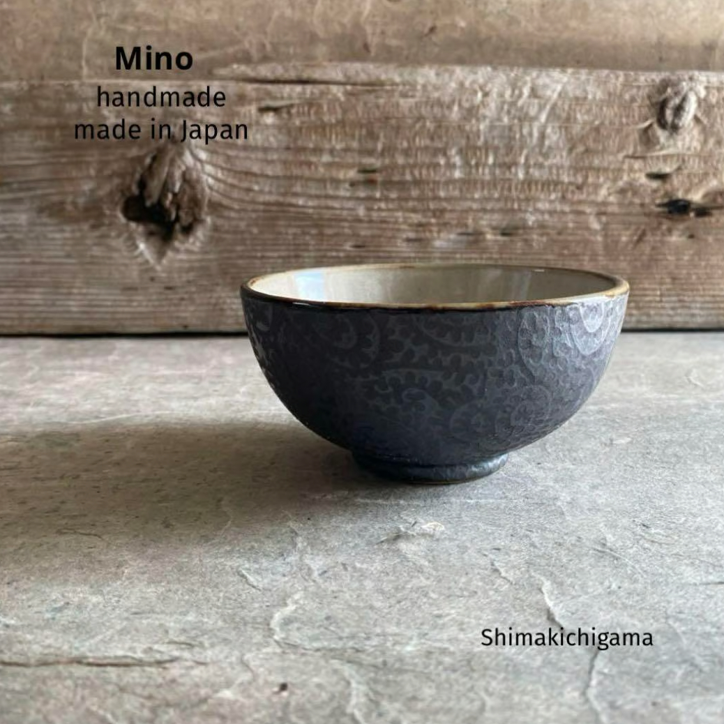 美濃焼 縞吉窯 黒鉄釉銀彩タコ唐草 丸飯碗 | MatsuBokkuri