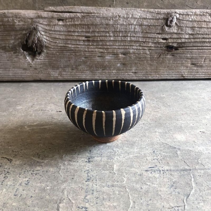 美濃焼 黒錆巻十草波渕高台碗 | MatsuBokkuri