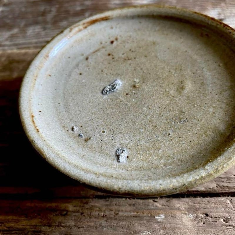 益子焼 日々是 窯変粉引高台小皿 | MatsuBokkuri