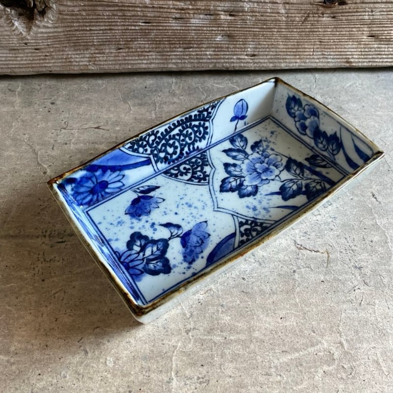 伊万里焼 寛右衛門窯 タコ唐草箱皿 | MatsuBokkuri 伊万里焼 寛右衛門窯 タコ唐草箱皿 | MatsuBokkuri