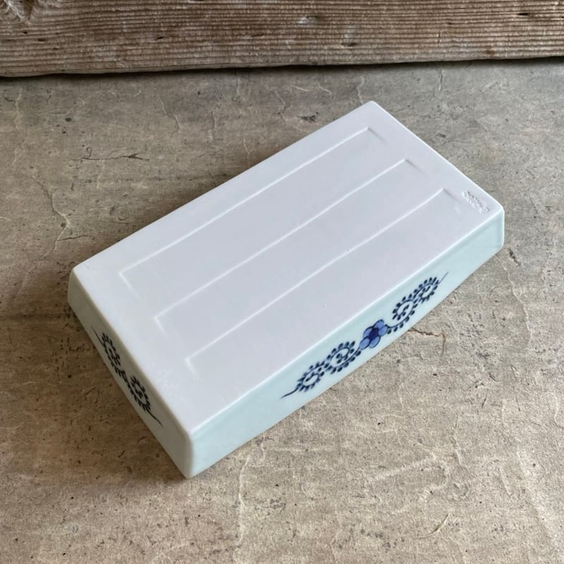 伊万里焼 寛右衛門窯 タコ唐草箱皿 | MatsuBokkuri 伊万里焼 寛右衛門窯 タコ唐草箱皿 | MatsuBokkuri
