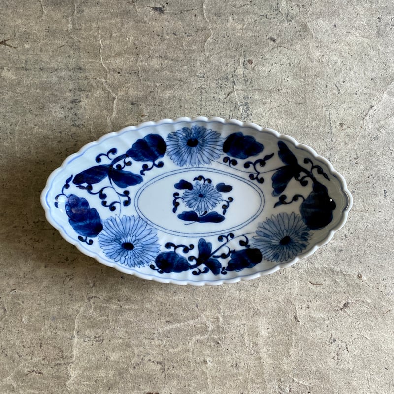 伊万里焼 寛右衛門窯 染付菊唐草楕円皿 | MatsuBokkuri