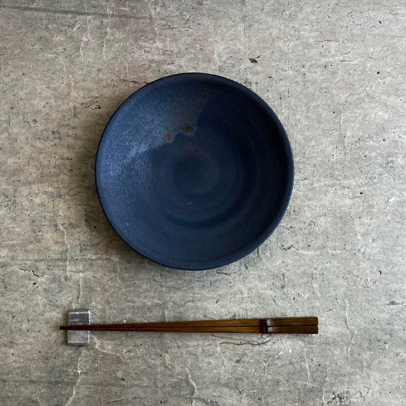 える 美濃焼　黒錆マットリム6.5寸深皿 美濃焼 兵山窯 黒錆巻5.5寸丸皿 | MatsuBokkuri