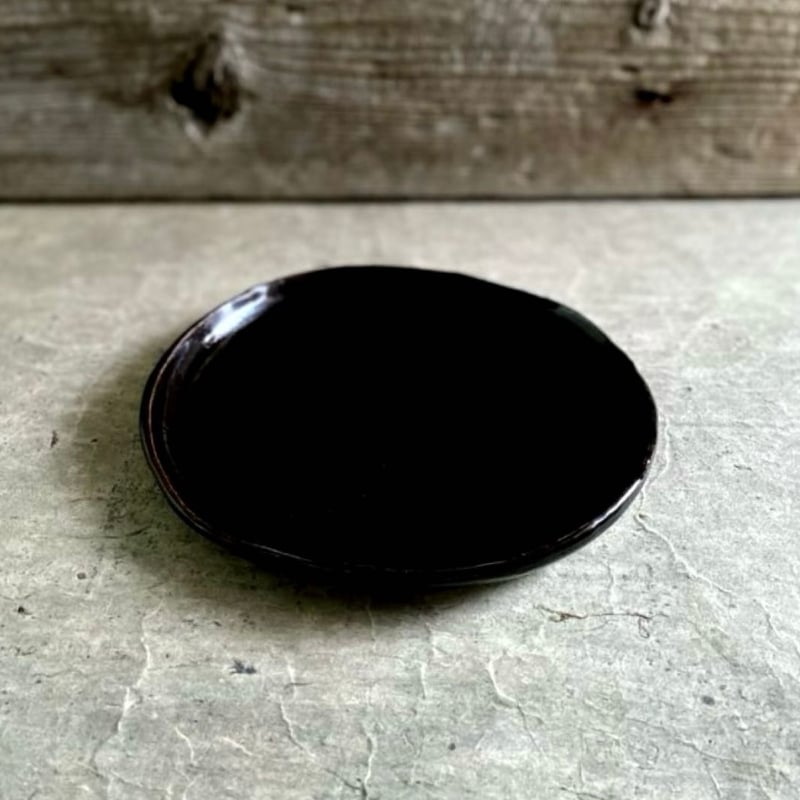 益子焼 黒柿釉8寸平皿 | MatsuBokkuri