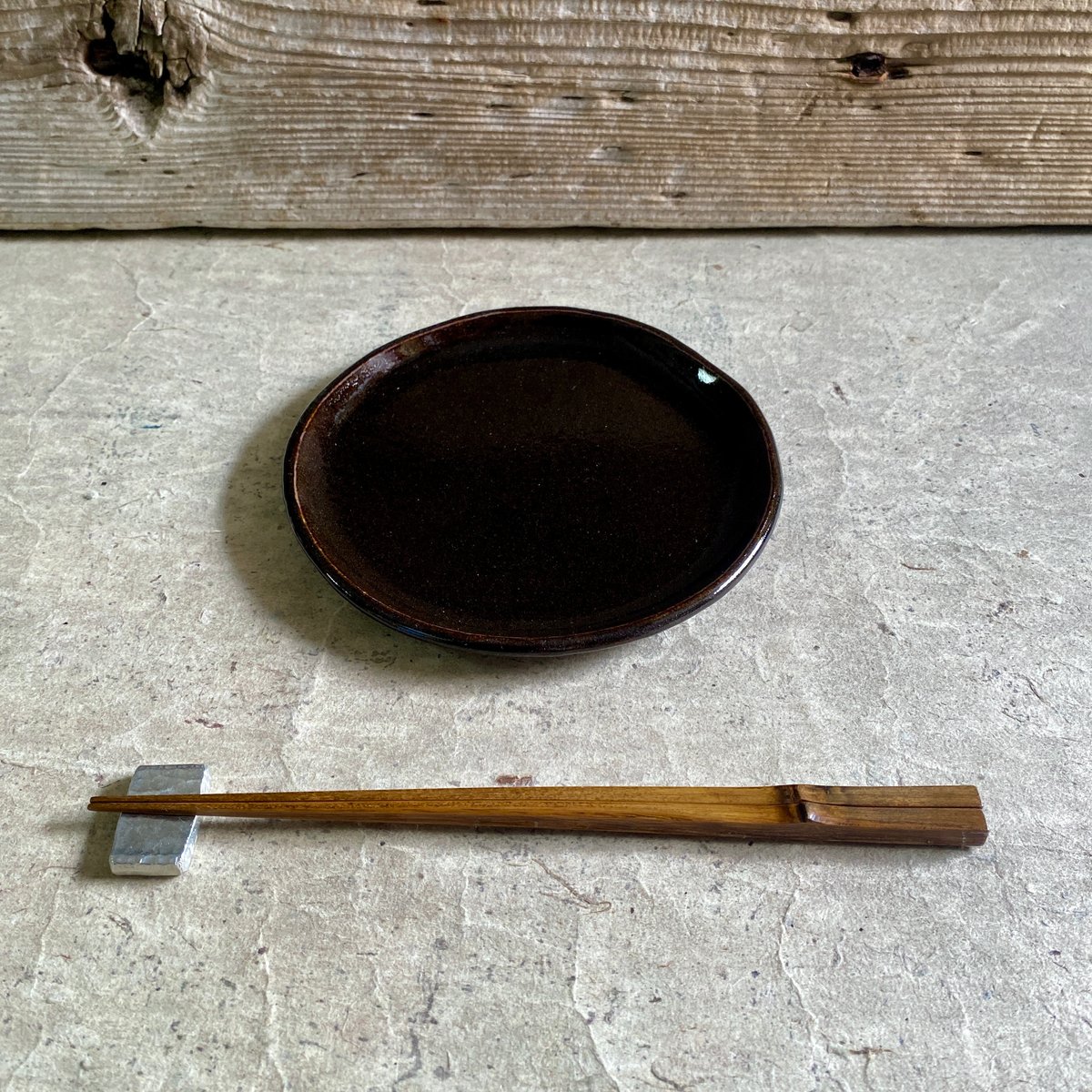 益子焼 黒柿釉5寸平皿 | MatsuBokkuri