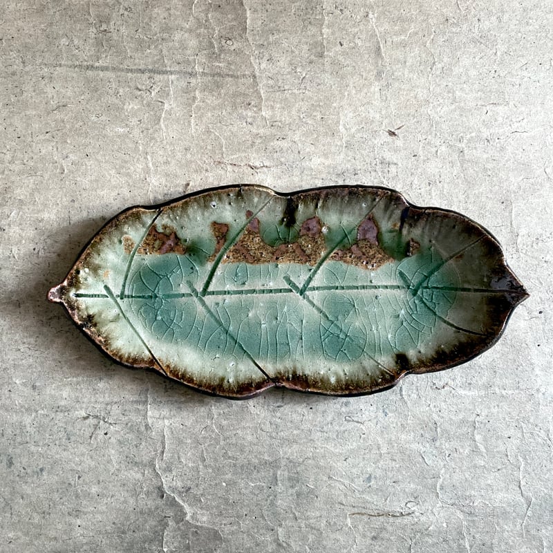 益子焼 古賀賢二 灰釉葉型大皿 | MatsuBokkuri