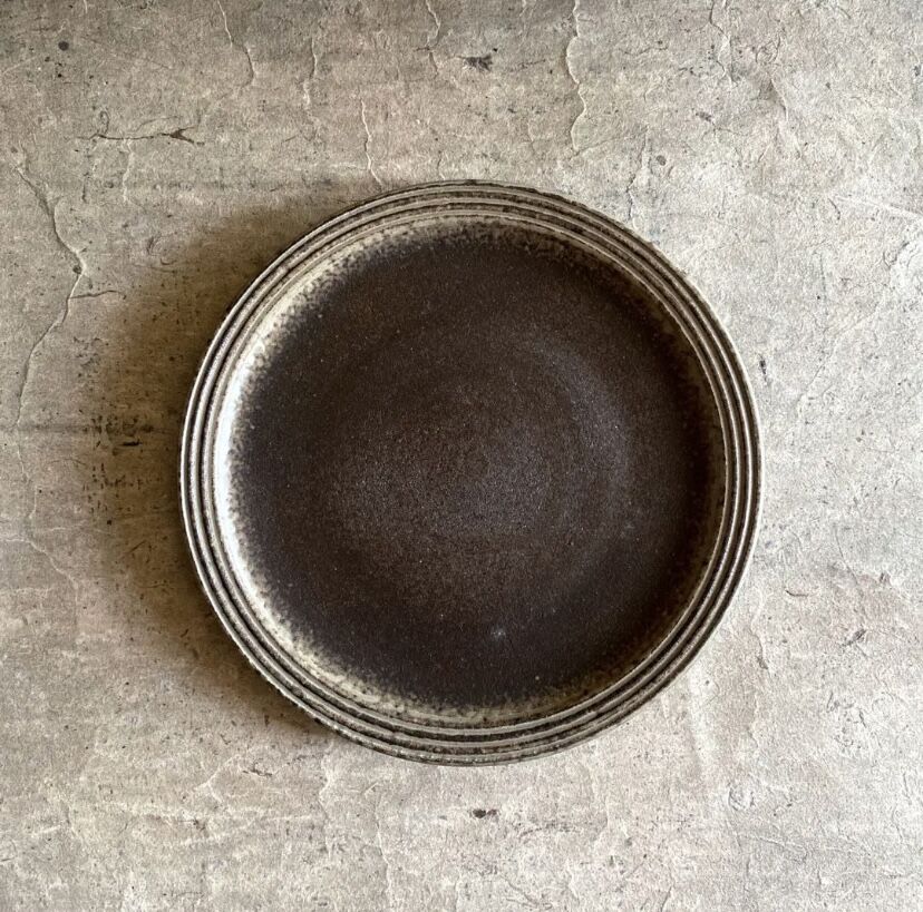 益子焼 炭化渕彫7寸丸皿 | MatsuBokkuri